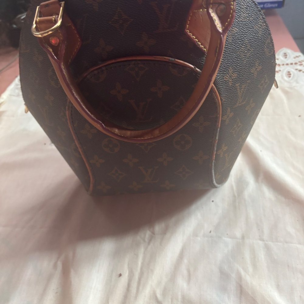Lv - Picture 2 of 4